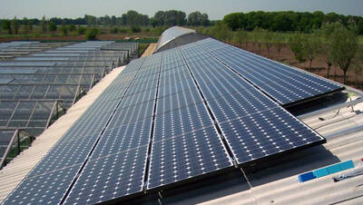 Foto van zonnepanelen op een landbouwbedrijf
