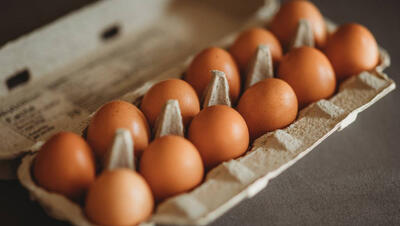 Foto van eierkarton met eieren